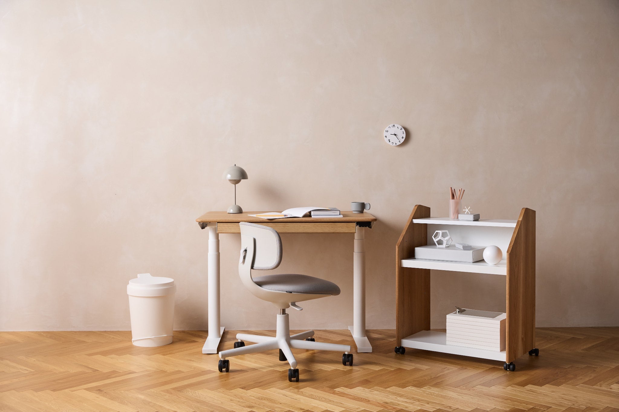 中学受験生の子を持った私が、昇降式の学習机と専用ワゴンを開発した