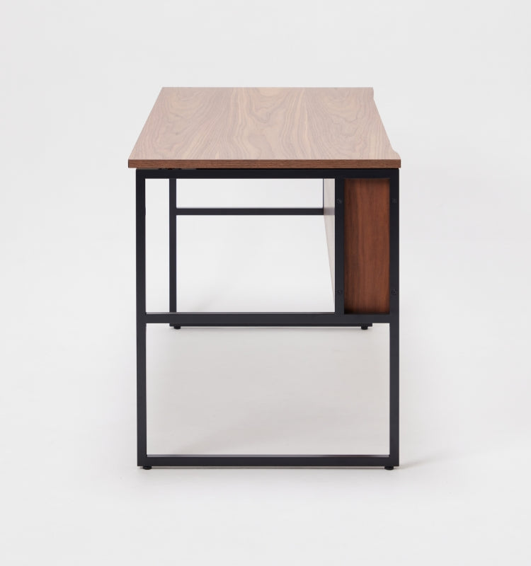 WAAKstation 2はサイズ幅120cm、奥行き70cm、高さ70cmのバリエーションを追加。ウォールナットとオークの2つの材種からお選びいただけます。